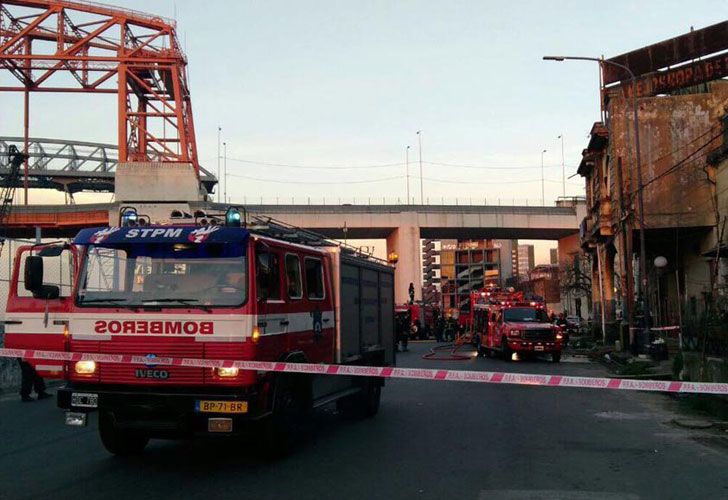 Tres adultos y un bebé murieron en un voraz incendio en un conventillo de La Boca