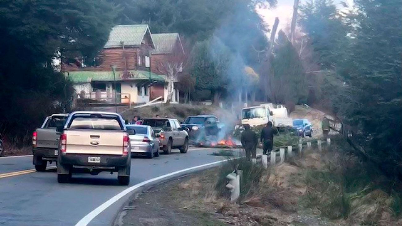 Mapuches cortaron una ruta y rechazan haber tomado el Hotel Mascardi