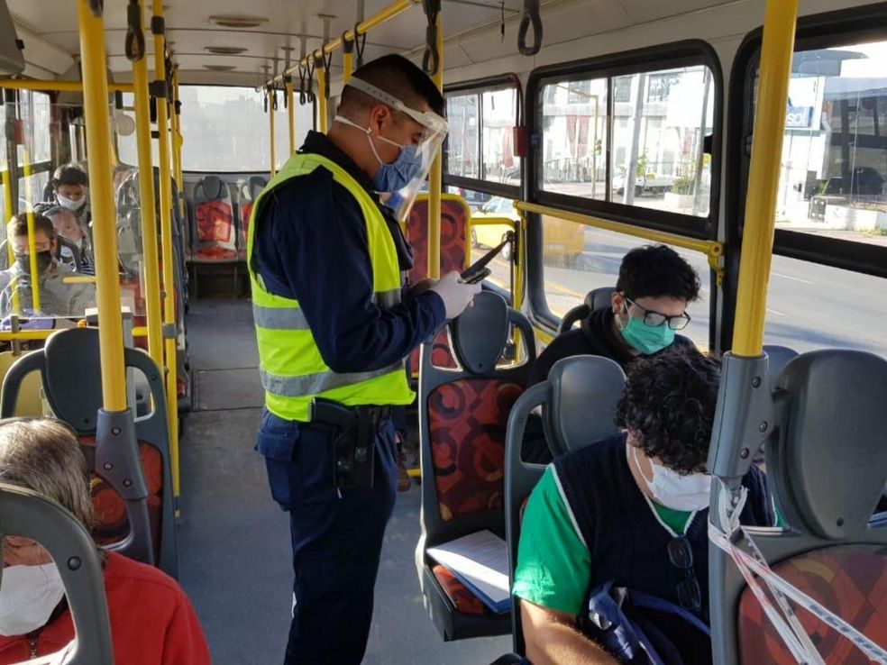 Pese a las restricciones, subió la circulación en colectivos, trenes y autos