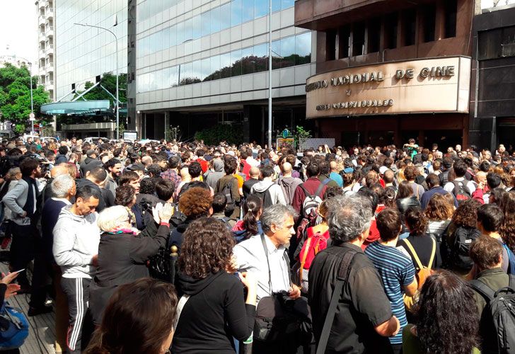 Masiva movilización frente al INCAA en "defensa del cine nacional"