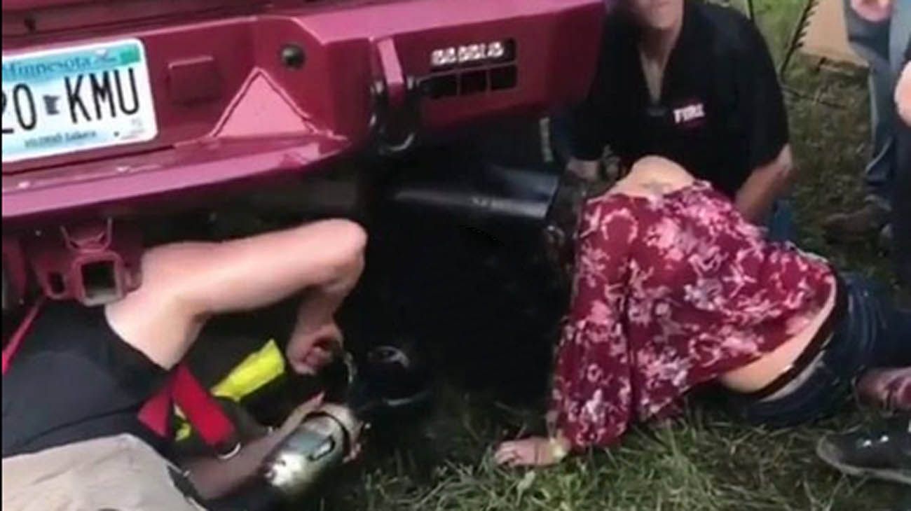 Video | Una mujer metió la cabeza en un caño de escape y quedó atascada