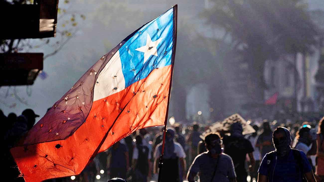 Los 30 días en la calle que torcieron el brazo del modelo de Chile
