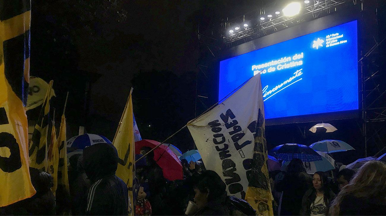 Videos | Lluvia y emoción: cómo se vivió la presentación del libro de CFK en la calle