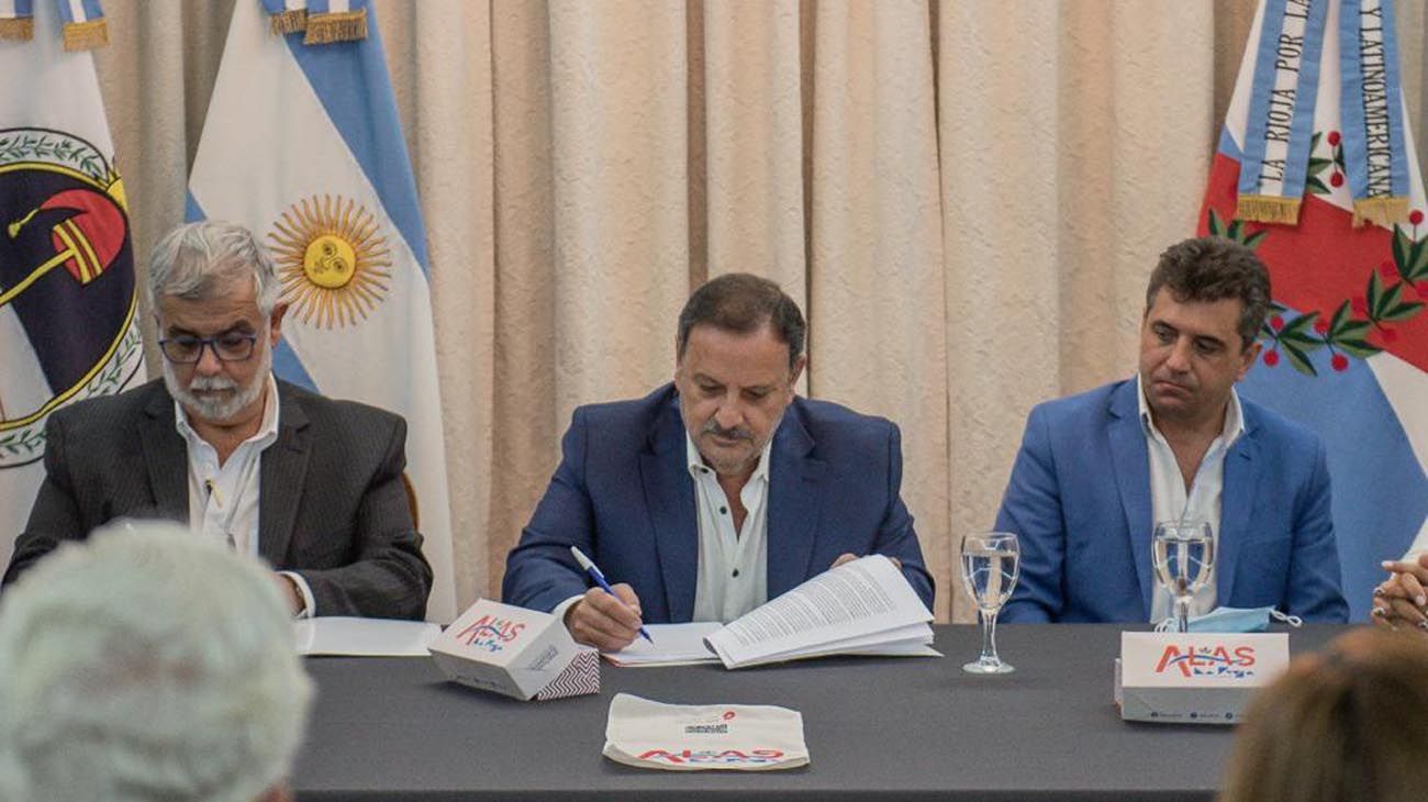El gobierno de La Rioja lanzó el primer servicio estatal de transporte aéreo