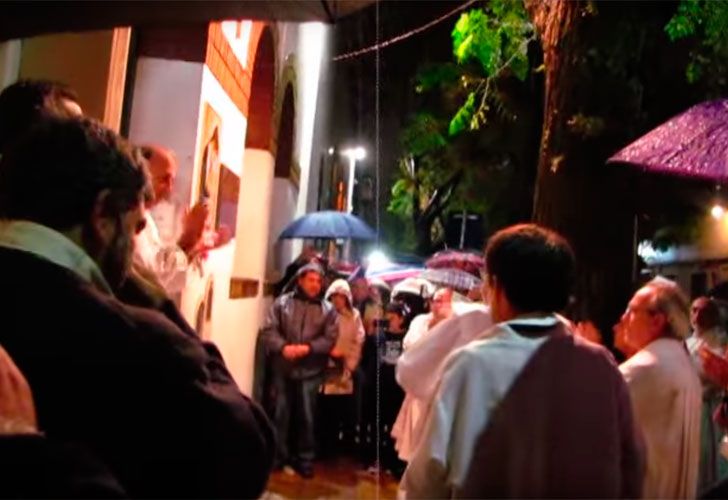 Video | Después de la misa, un grupo de curas cantó la marcha peronista