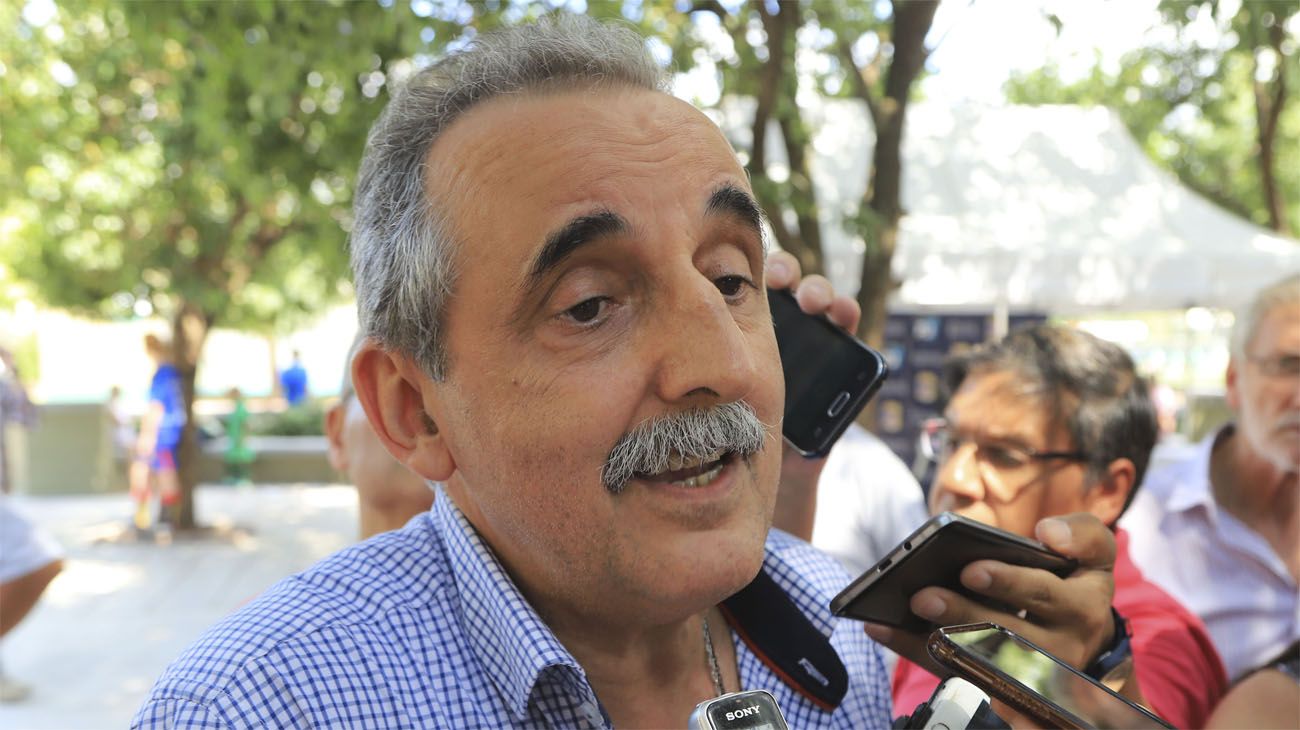 Entraron a robarle a Guillermo Moreno y le tomaron un champagne de colección