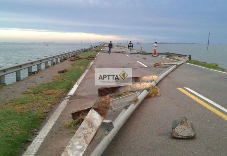 La ruta nacional 7 sigue cortada por el desborde en la laguna La Picasa