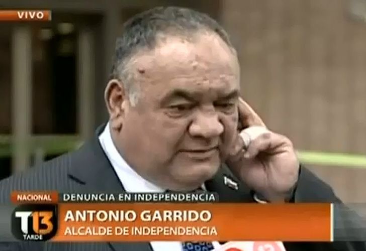 Un intendente chileno le regala dinero a sus vecinos