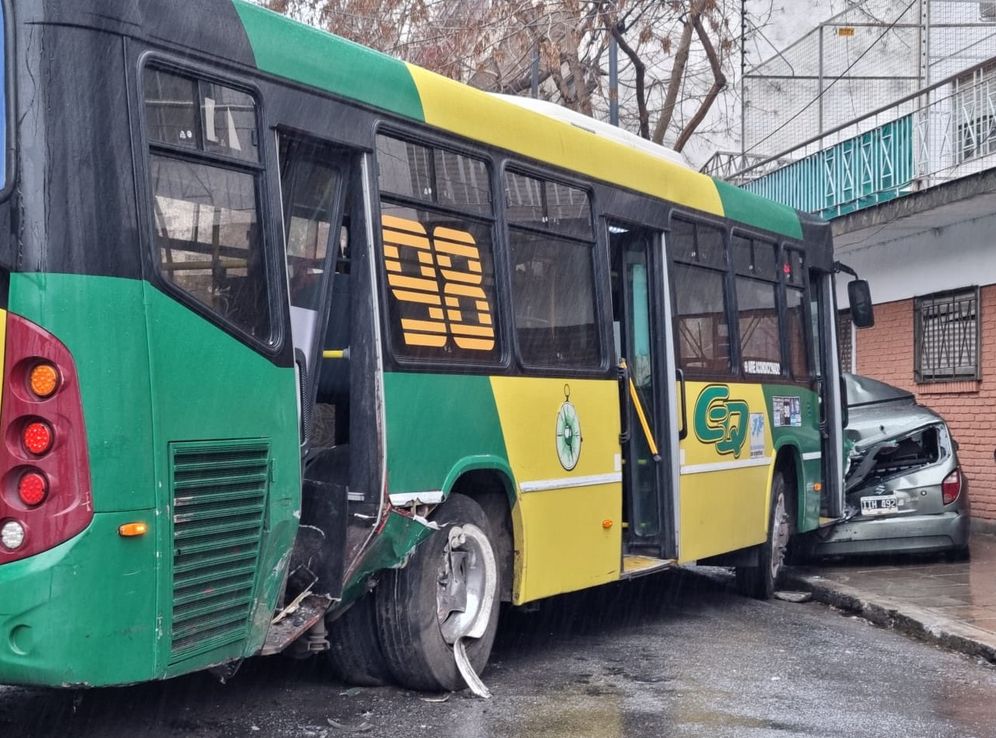 Un auto chocó a un colectivo y 7 personas terminaron en el hospital: qué contaron los testigos