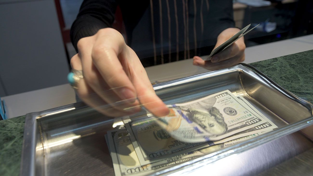 El dólar cerró la semana a $ 27,94