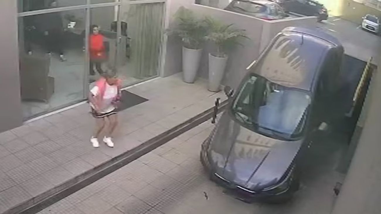 Una conductora cayó con su auto al olvidar bajar la rampa del estacionamiento en Lomas de Zamora