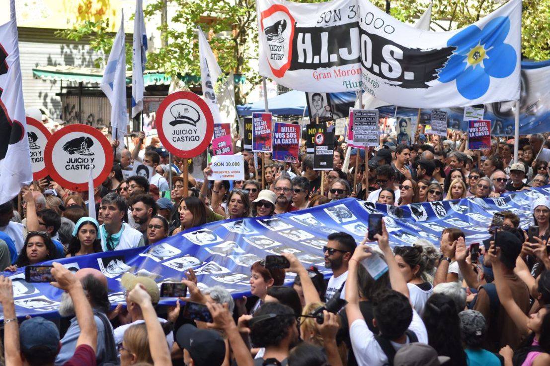 Galería de fotos: una multitudinaria marcha por el 24 de marzo con la consigna de la memoria presente