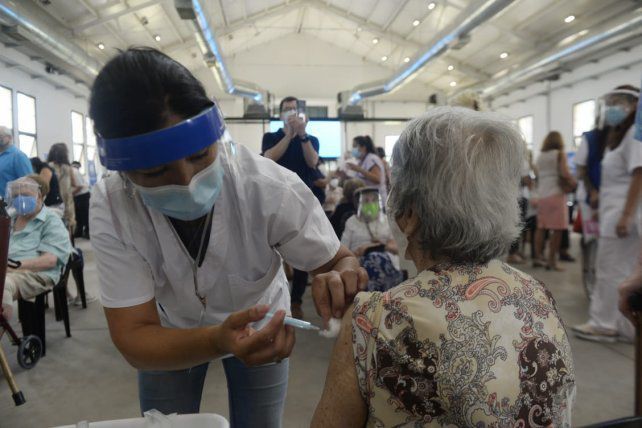 Rosario: una mujer que iba a aplicarse la segunda dosis murió en el vacunatorio