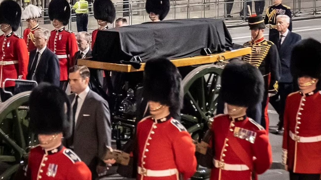 Un ataúd vacío por las calles de Londres: Reino Unido ensaya el funeral de Isabel II