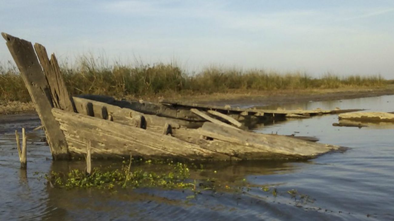 La bajada del río Paraná deja al descubierto un buque hundido en 1921
