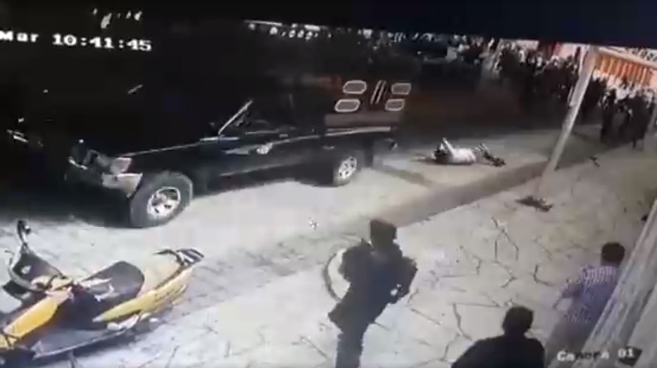 Video | Ataron al alcalde a una camioneta por no cumplir sus promesas electorales