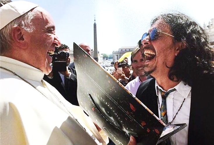 Risas y vinilo de Charly al Papa en el Vaticano