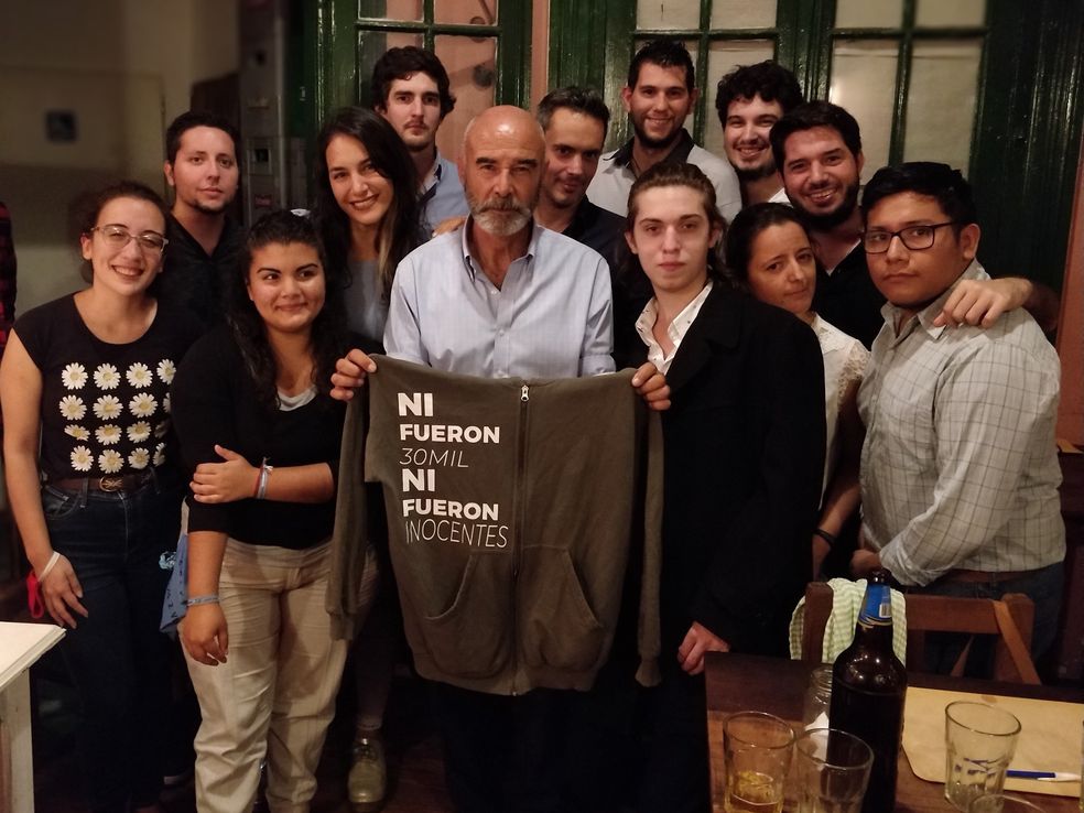 Juan José Gómez Centurión vende un buzo negacionista por el 24 de marzo