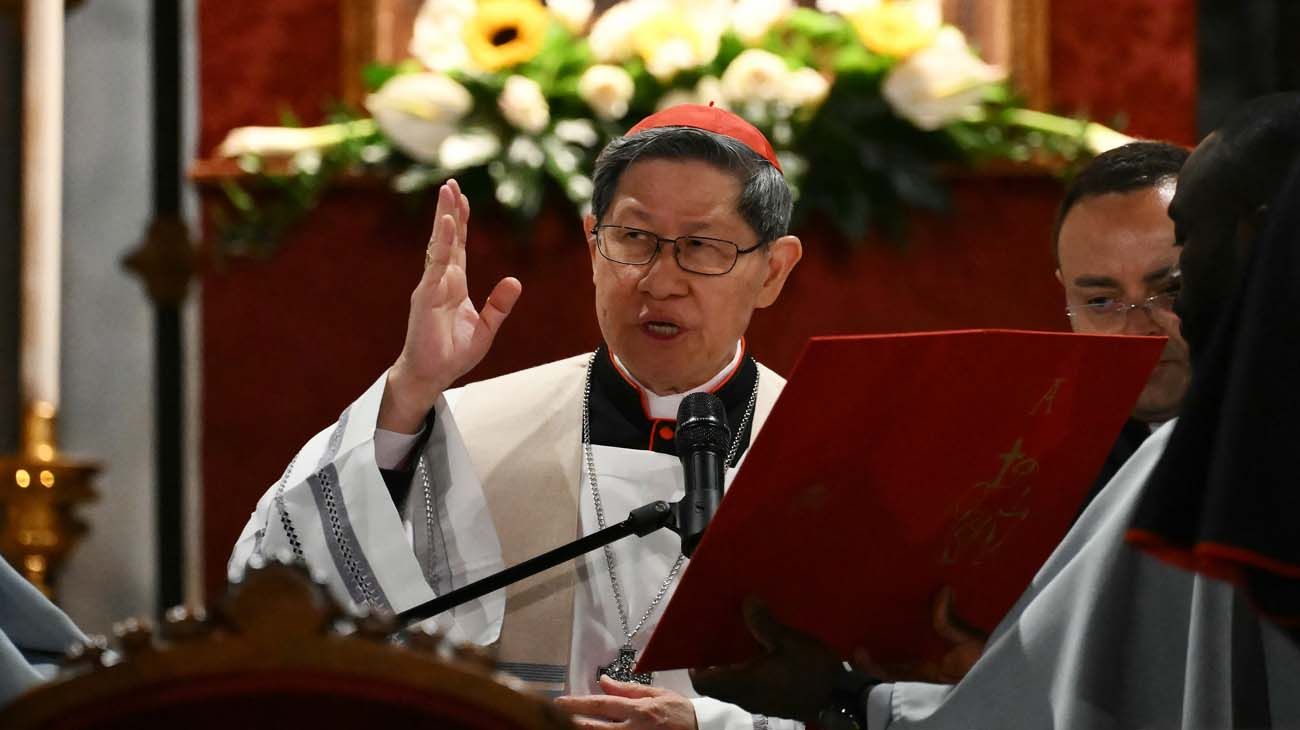 El cardenal Luis Antonio Tagle se vuelve viral por videos donde canta y baila “Imagine” en una misa