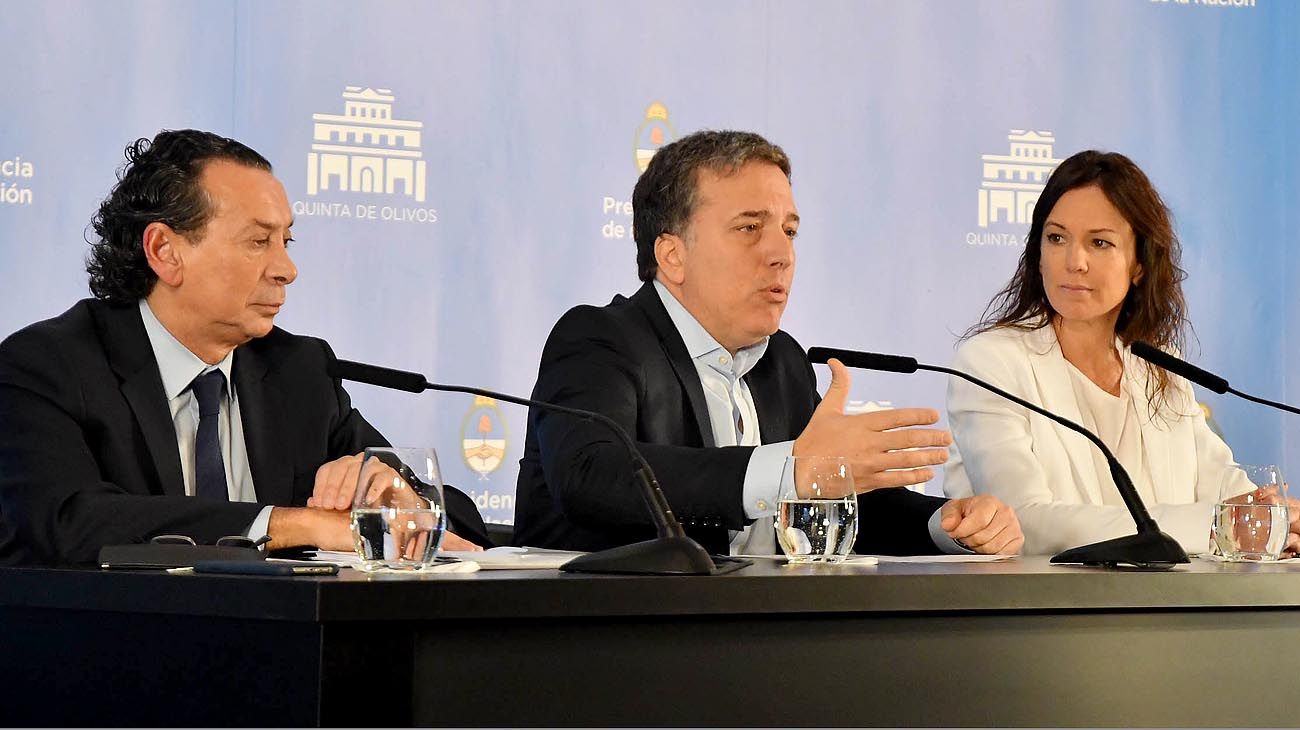 Con el riesgo país récord, Nicolás Dujovne intentará sosegar a los inversores