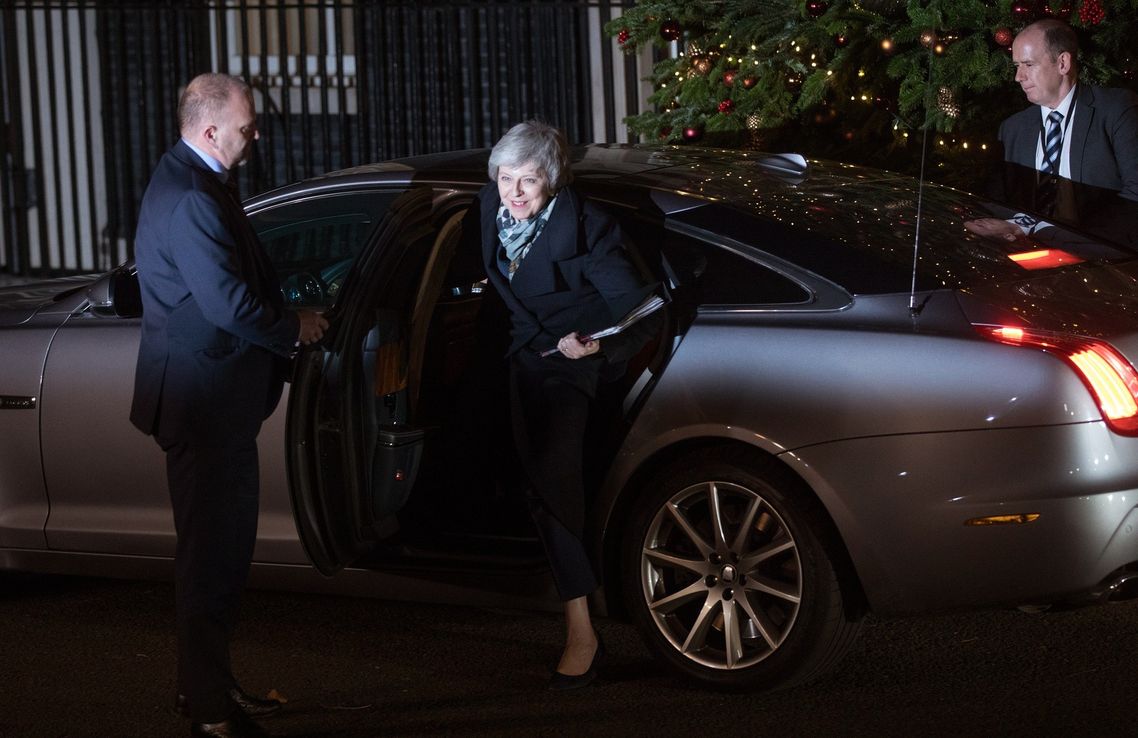 Theresa May supera la emboscada de su partido y restablece el foco en el brexit