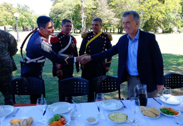Un error de Macri hablando de historia con Granaderos explotó en las redes
