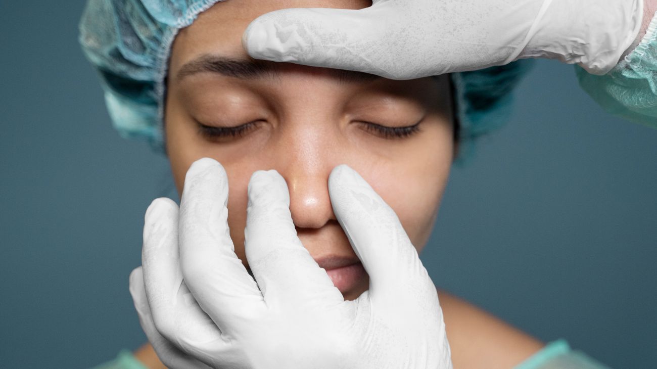 Implantan en la cara de una mujer una nariz impresa en 3D que se hizo crecer en su antebrazo