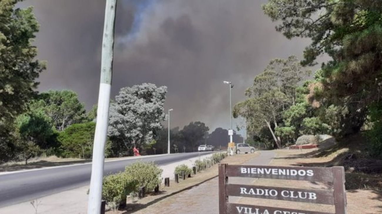Incendio en Villa Gesell: a pesar de la emotiva ayuda de los vecinos, el fuego alcanzó algunas casas