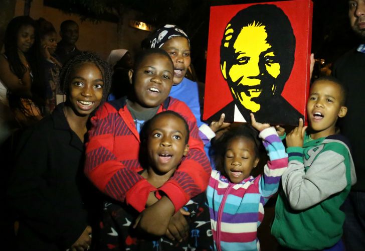 Con cánticos y bailes, Sudáfrica despide a Mandela