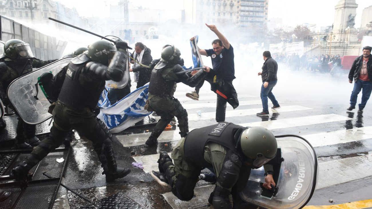 Procesaron con prisión preventiva a dos manifestantes detenidos durante las protestas en el Congreso