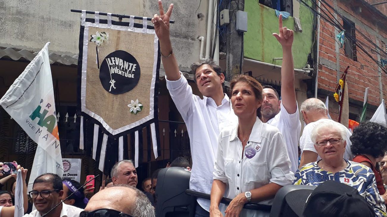 En la última recorrida de campaña, la esposa de Haddad se mostró con una remera de La Cámpora