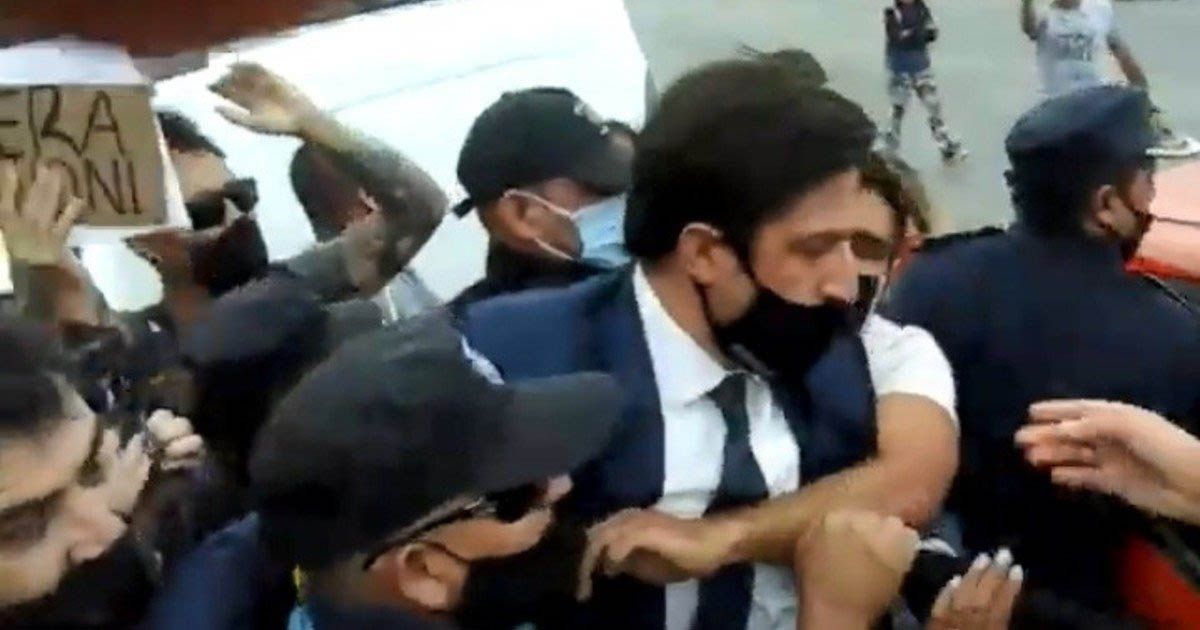 Escracharon a Nicolás Trotta en Chubut: reclamos salariales entre empujones y gritos
