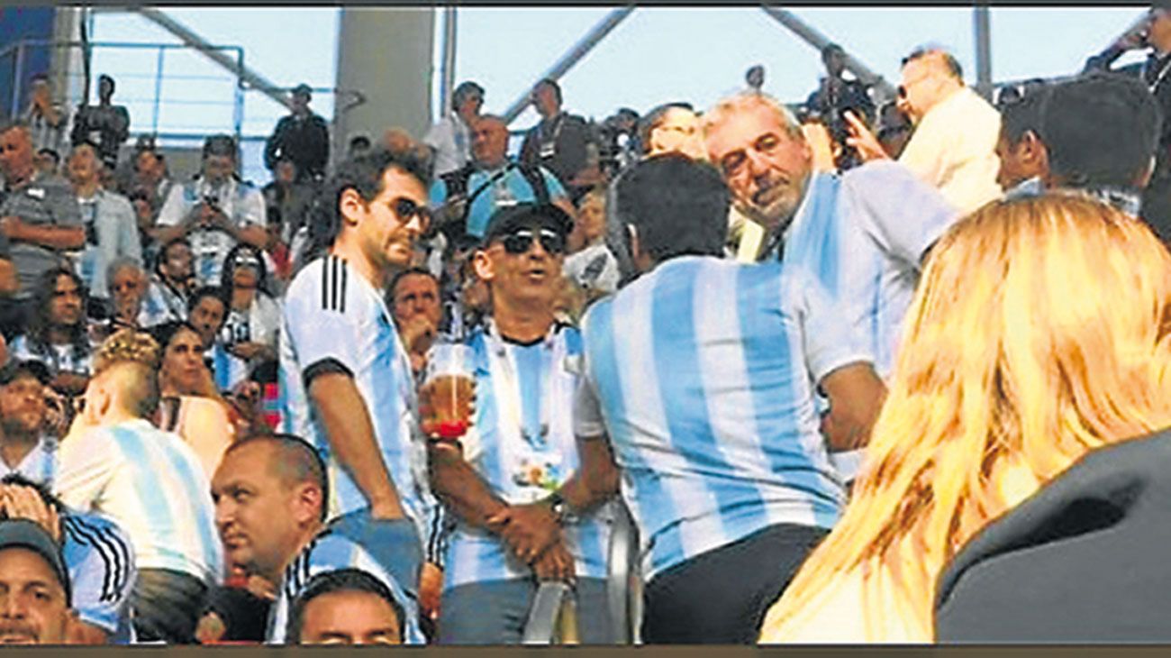 Al jefe de los espías lo descubrieron en el Mundial