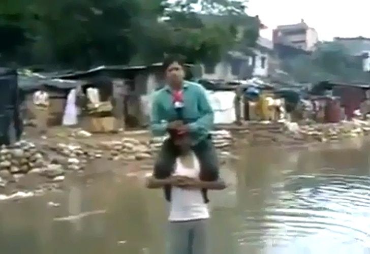 En medio de una inundación, periodista transmite "a cococho" de una víctima
