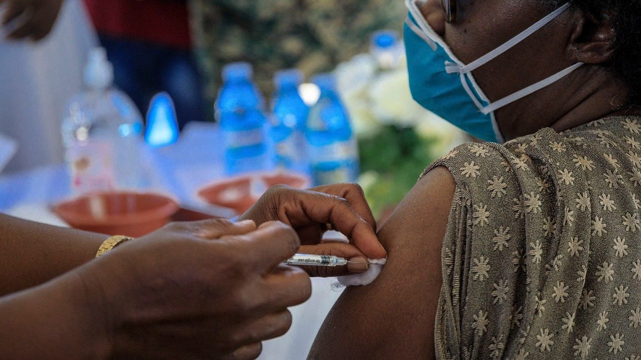 En Uganda, más de 800 personas fueron inyectadas con agua en vez de vacunas