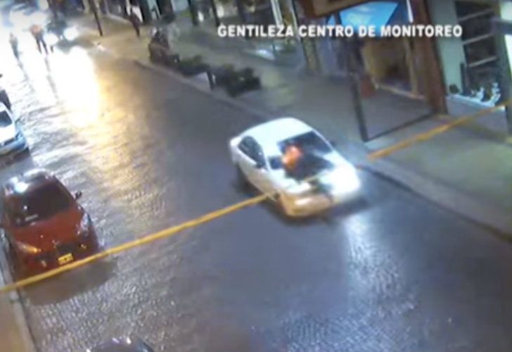 Video | Atropelló a un inspector de tránsito y lo sacó a pasear en el capot
