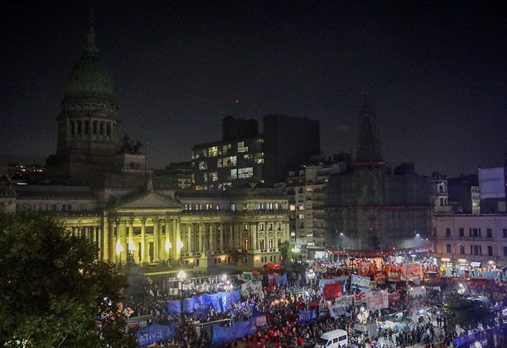 Protestas frente al Congreso contra el tarifazo y la vuelta al FMI