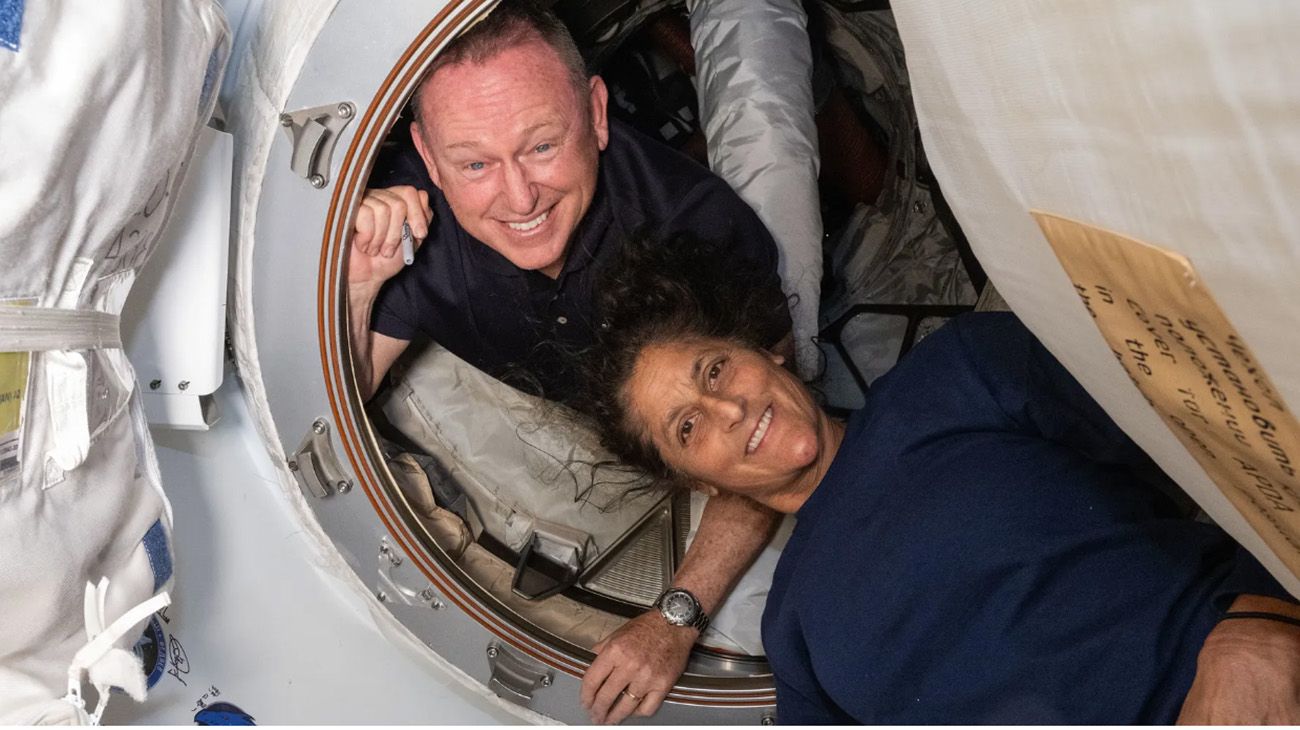 Quiénes son, cómo viven y cuánto hace que están los astronautas varados en el espacio