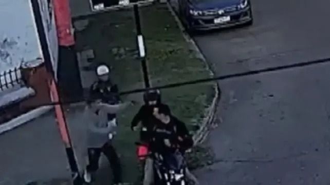 Rosario: le dispararon para robarle la moto y se salvó de milagro