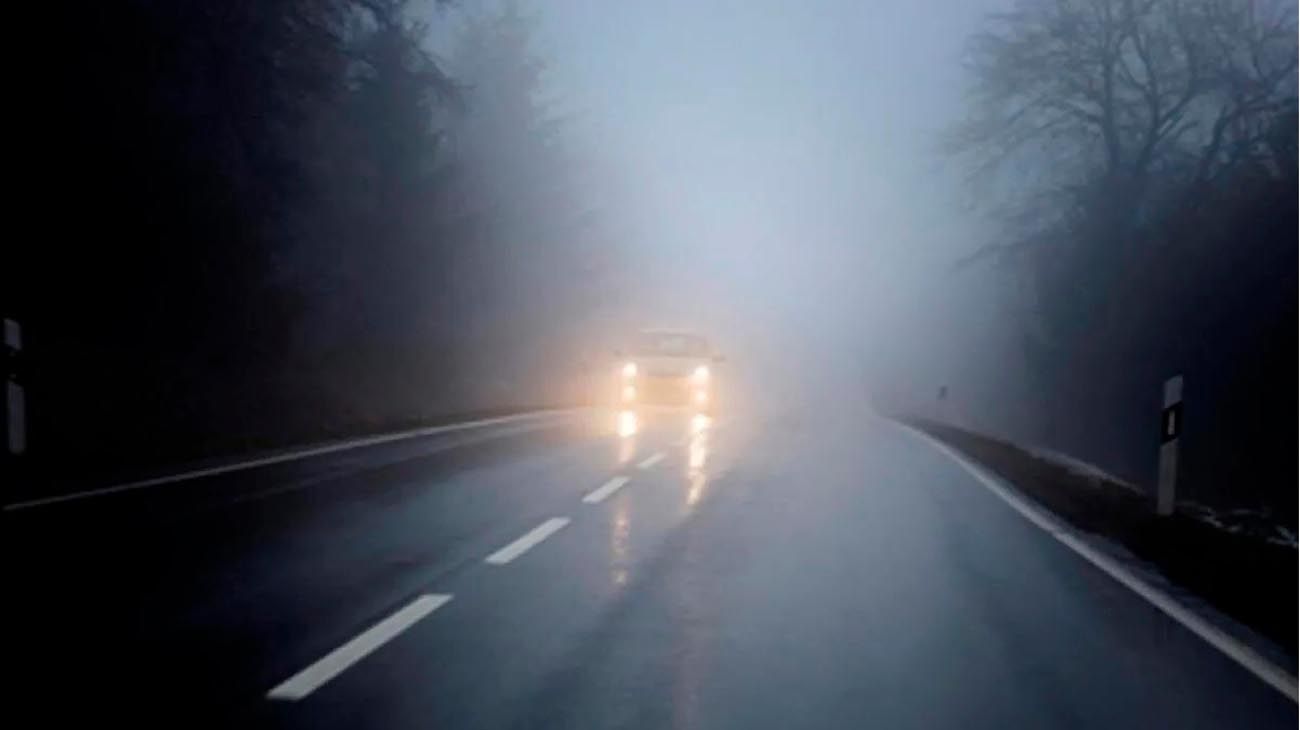 Solo la mitad de los conductores sabe que es no es correcto usar balizas con niebla