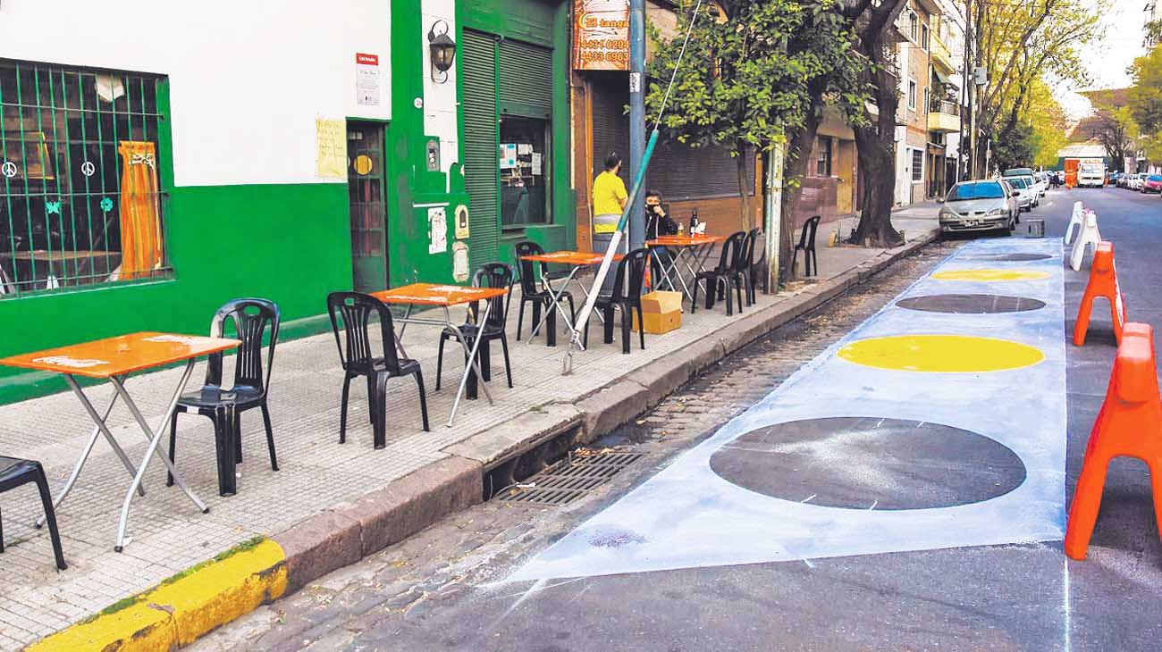 Bares notables porteños, con decks especiales para poner mesas en la calle