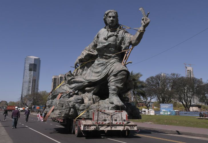 Trasladaron la estatua de Juana Azurduy frente al Centro Cultural Kirchner