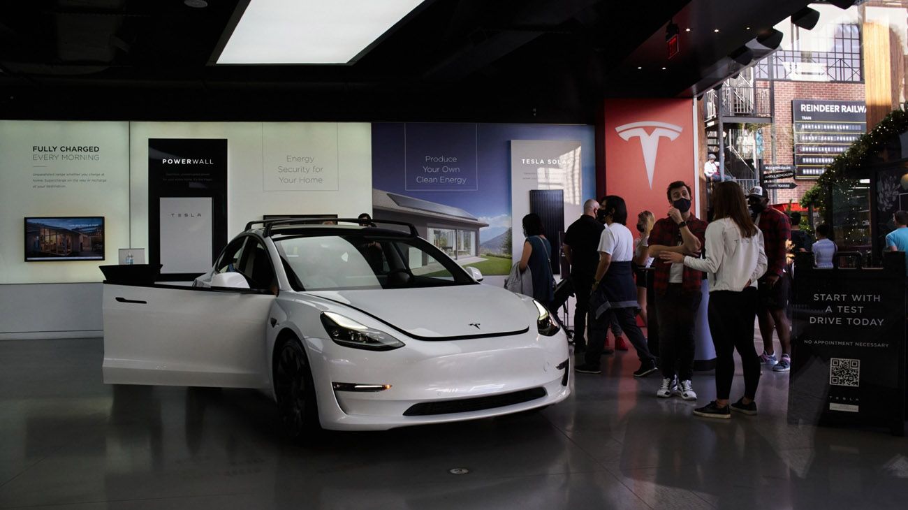Adolescente afirma poder hackear 25 autos Tesla en todo el mundo