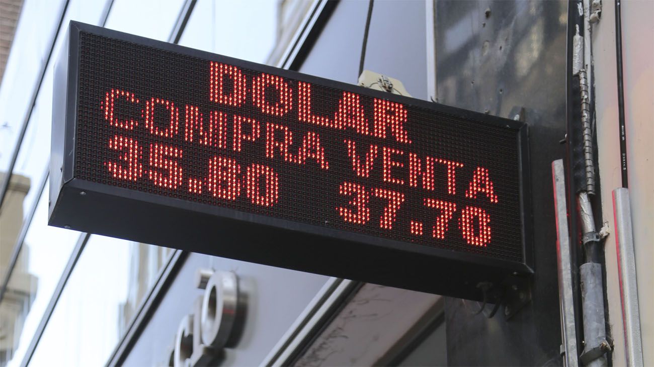 El dólar subió cinco centavos pero el mayorista cerró en baja