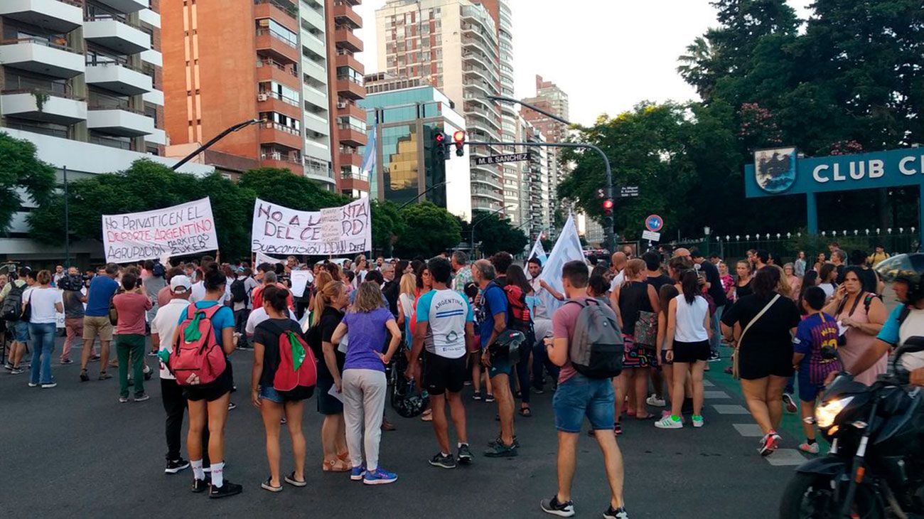 "Salvemos al Cenard": deportistas marcharon para repudiar la mudanza del predio