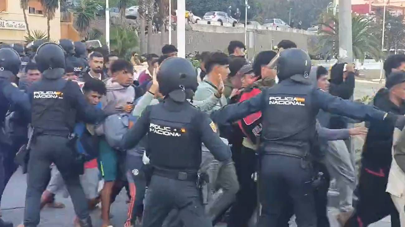 Estampida, avalanchas y caos durante el traslado de miles de migrantes marroquíes a un campamento temporario en Ceuta