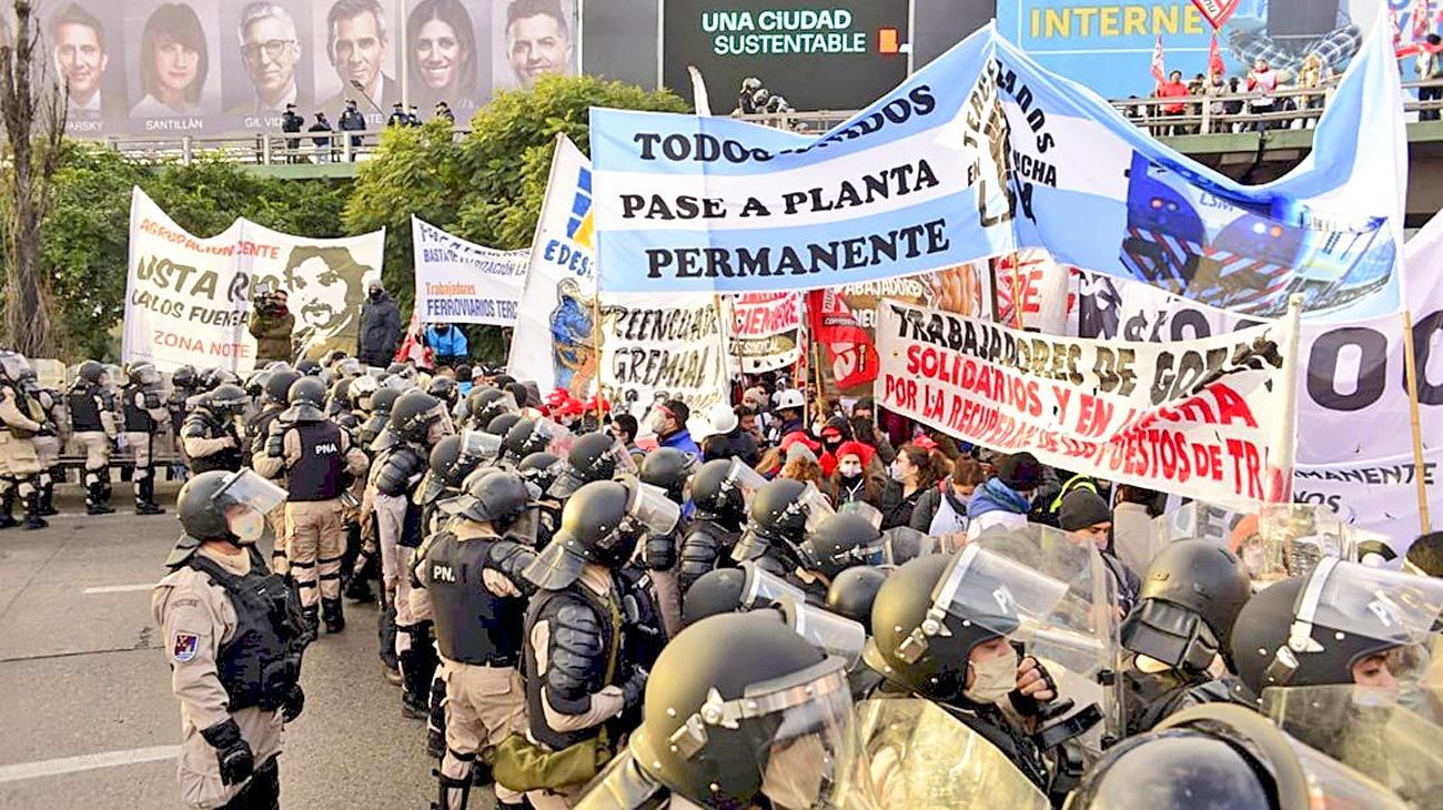 Protesta de izquierda se enfrentó con Prefectura y luego copó la Ciudad