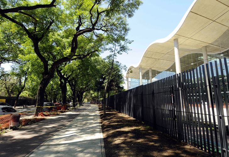 Un enrejado aísla la nueva sede porteña