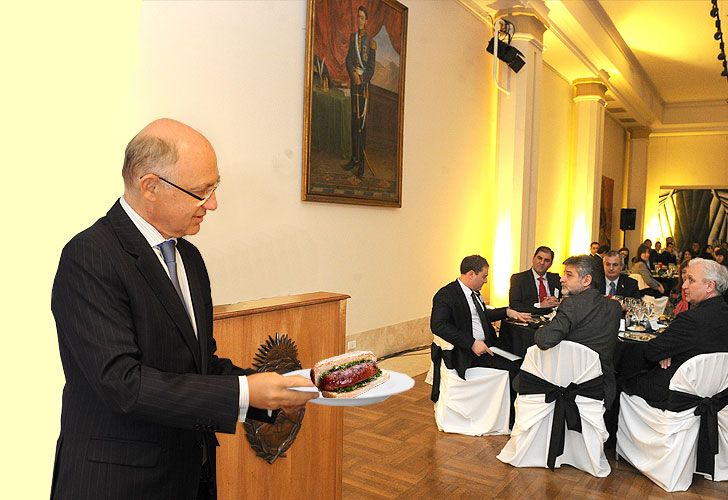 Timerman despidió su gestión en el Palacio San Martín con "exquisitos" choris y empanadas