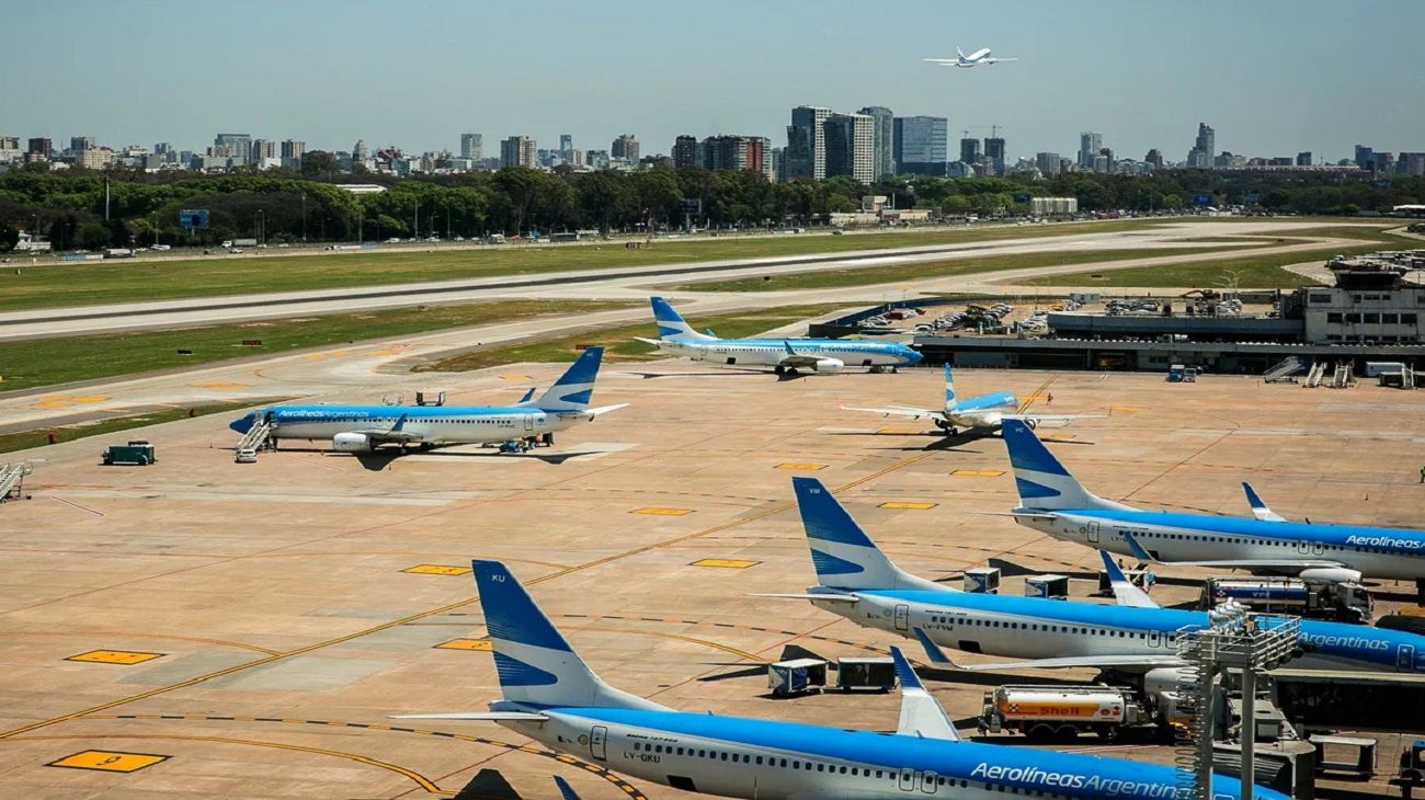 Contra las "connotaciones gremiales", el Gobierno modificó el Código Aeronáutico: menos descanso y más horas de vuelo